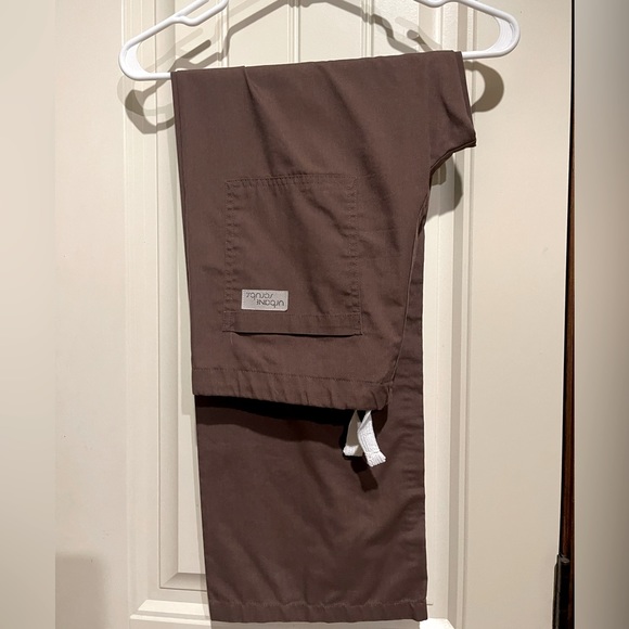 Urbane Scrub Set - Picture 2 of 2